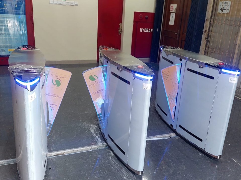 Pintu Antrian Otomatis Flap Barrier: Menjaga Ketertiban dan Meningkatkan Efisiensi di Berbagai Industri